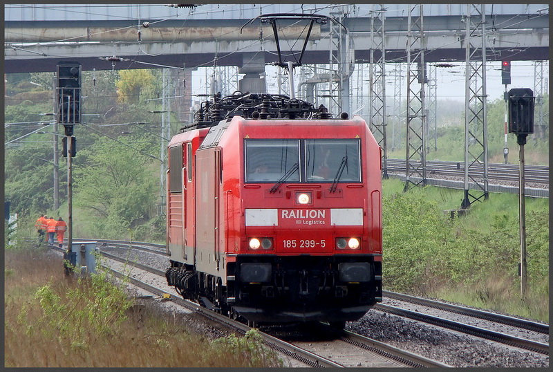 185 299-5 & 155 262-9 mal ohne Zug aus Mukran kommend.   Stralsund am 05.05.09 