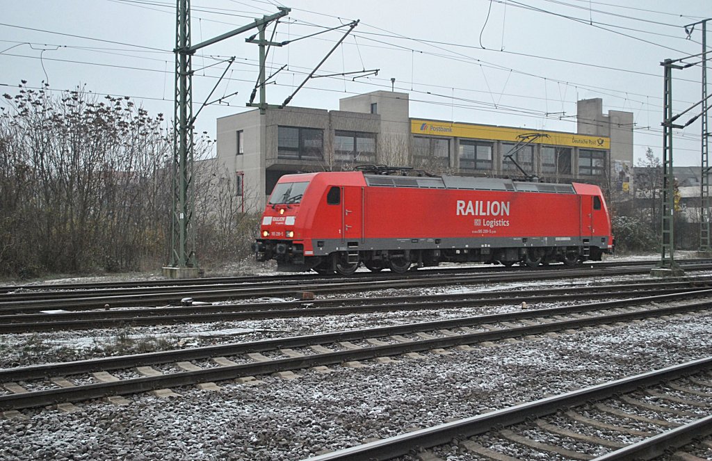 185 299-5, f�hrt am 28.11.2010 in Ex-BW von Lehrte, um einen Lokzug abzuholen.