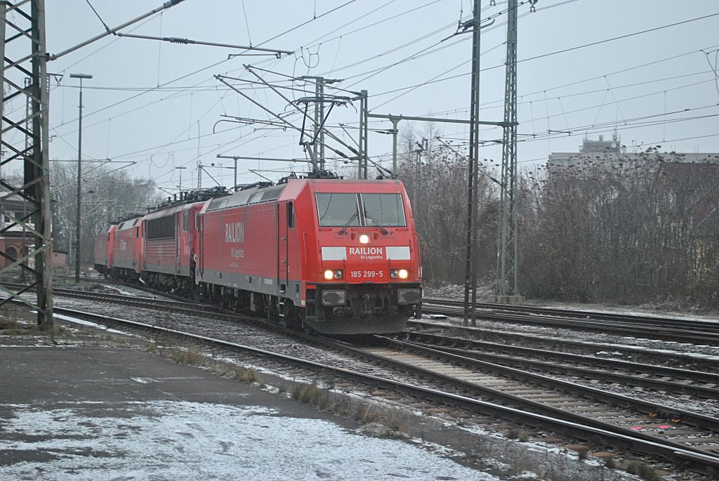 185 299-5, fhrt mit einen Lokzug am 28.11.10 in Lehrte ein.