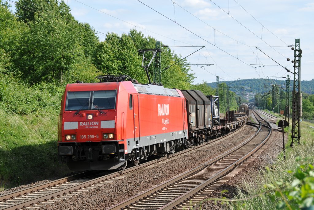 185 299-5 mit einem gemischten Gterzug auf dem Weg in Richtung Norden. Aufgenommen am 28/05/2011 bei Unkel.