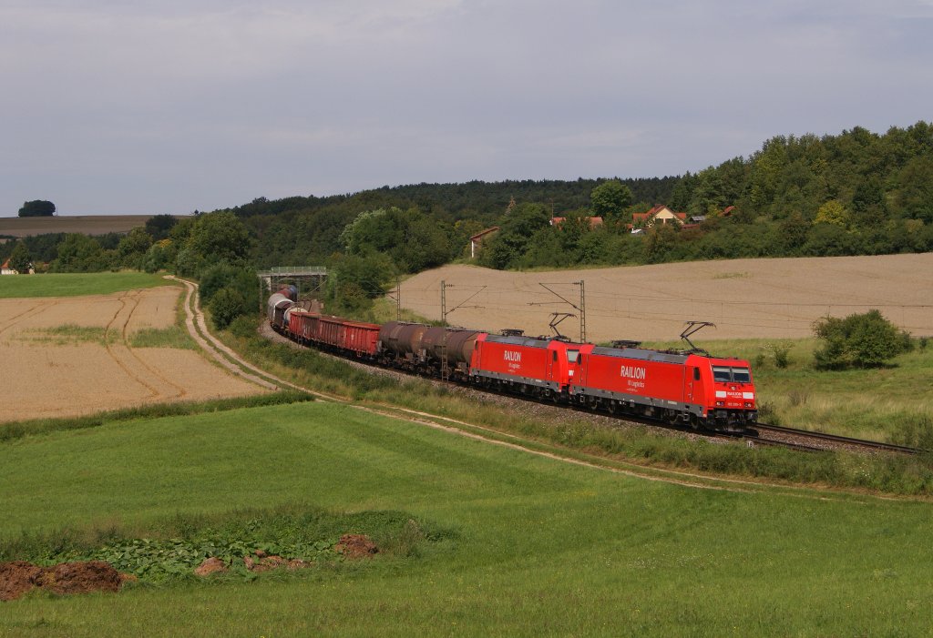 185 299-5 und eine Unbekannte weitere 185 ziehen am 11.08.2011 gemeinsam einen gemischten Gterzug durch Regensburg-Edlhausen