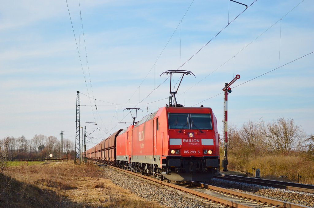 185 299-5 und einer weiteren unbekannten 185 mit dem Erzbomber in Eggolsheim am 22.03.2013