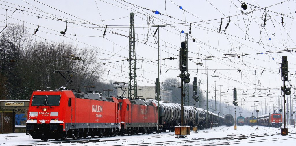 185 300-1 und 185 263-1 beide von Railion fahren mit einem langen lzug aus Antwerpen-Petrol(B) nach Basel(CH) bei der Abfahrt aus Aachen-West und fahren in Richtung Kln bei dichtem Schneefall am Kalten 24.2.2013.