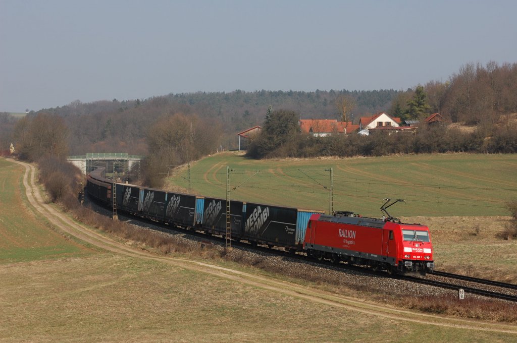 185 300 am 29.03.2011 mit Omfesa-Zug in Edlhausen