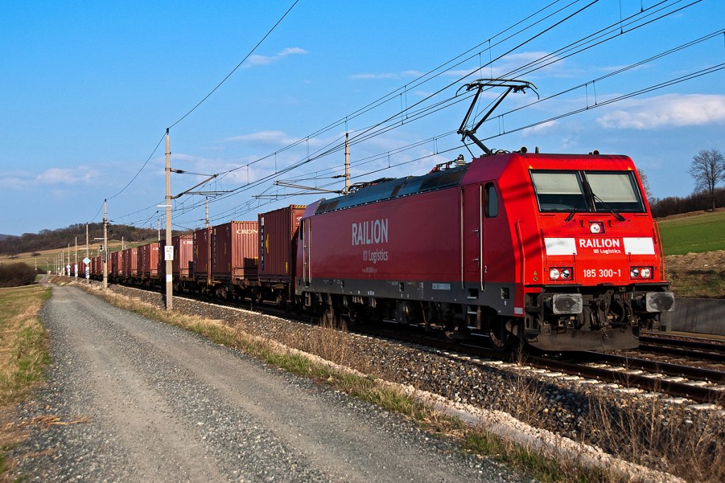 185 300 bespannte am 30.03.2003 den SKGAG 41982 (Laa an der Thaya - Nrnberg)und konnte zwischen Neulengbach und Ollersbach fotografiert werden.
