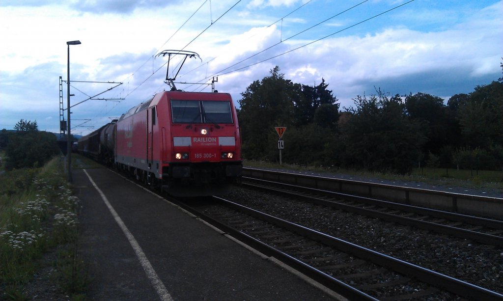 185 300 mit gemischten Gterzug am 11.07.2012 in Gundelsdorf. 