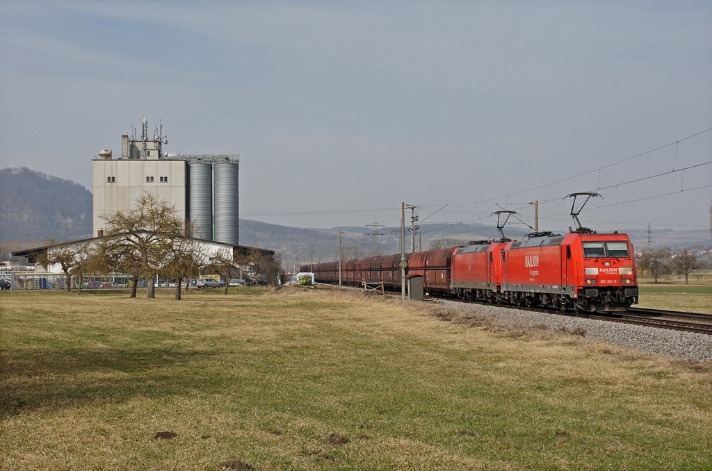 185 301-9 + 185 355-5 mit dem Kohlezug GM 49733 Amsterdam - Singen(Htw) fr das dortige Aluminiumwerk bei Mhlhausen (b.Engen) am 17.03.12