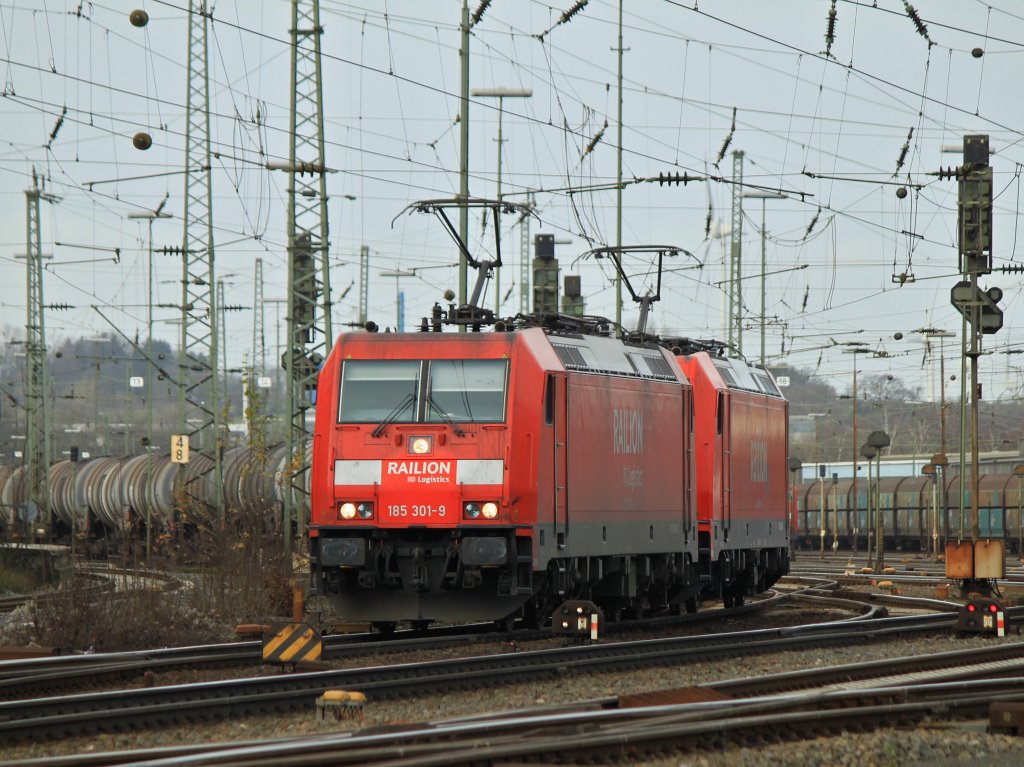 185 301-9 und 185 234-2 rangieren am 29.12.2011 in Aachen West an einen Kesselzug, der kurze Zeit vorher von einer Cobra aus Belgien hier abgestellt wurde.