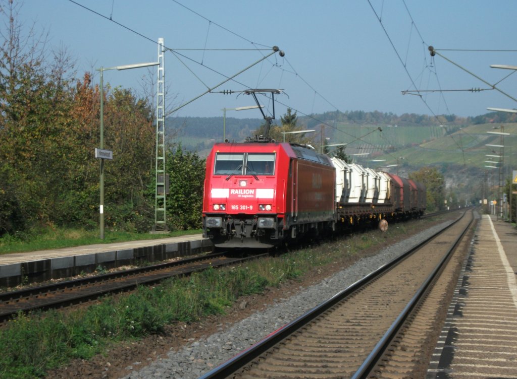 185 301-9 mit kurzem Gterzugg am 13.10.10, Richtung Wrzburg, in Himmelstadt.
