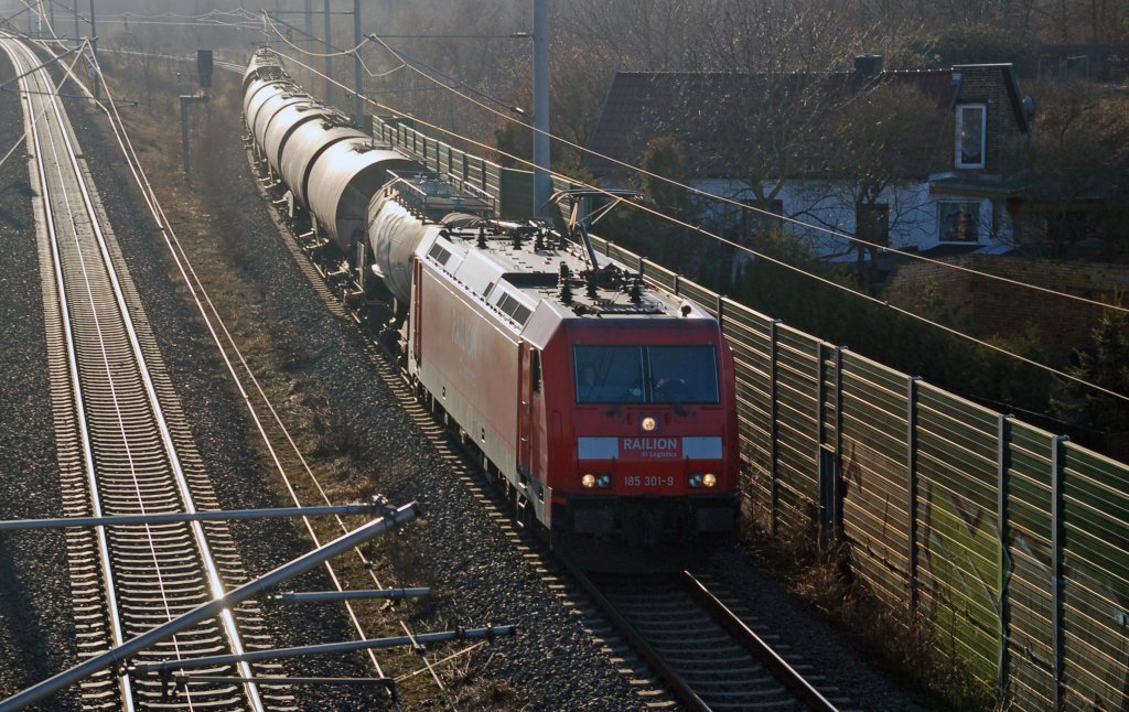 185 301 zieht am 16.01.11 einen kurzen Gterzug durch Holzweissig Richtung Bitterfeld.