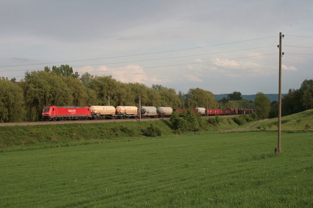 185 302-7 legt sich mit FZT 56182 nach Kornwestheim Rbf kurz hinter Singen(Htw) in die Kurve. 18.05.10
