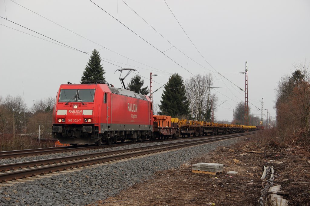 185 302-7 mit einem Langschienentransportzug in Dsseldorf-Eller am 23.03.13