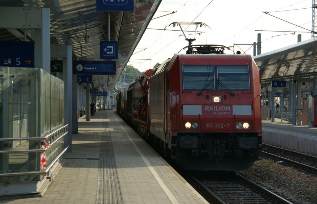 185 302 zieht einen gemischten Gterzug durch Wien Meidling Richtung Wien ZVBF Kledering. 20.7.2009