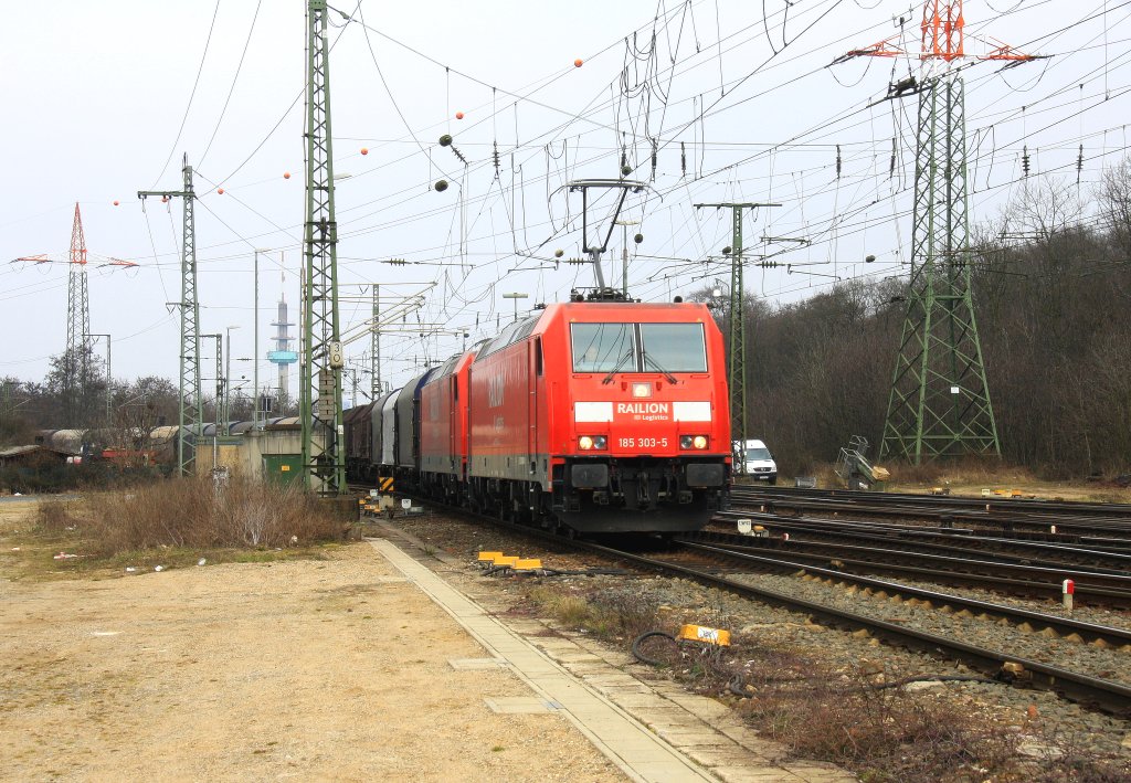 185 303-5 und 185 275-5 beide von Railion kommen aus Richtung Kln-Sd mit einem Kurzen Coilzug aus Aachen-West und fahren in Kln-Gremberg ein bei Wolken am 3.4.2013.