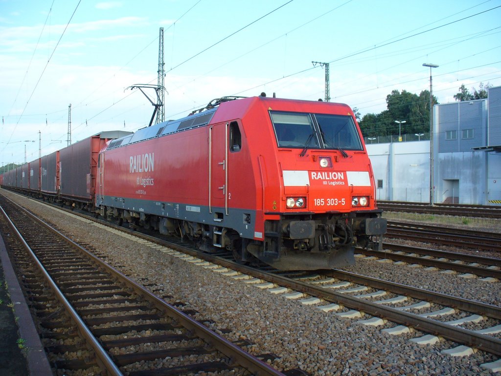 185 303-5 steht mit einem Gterzug am 24.08.2011 vor einem roten Signal in Kaiserslautern Hbf