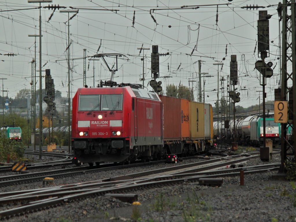 185 304-3 mit einem Containerzug am 18.10.2011 bei der Ausfahrt aus Aachen West Richtung Kln.