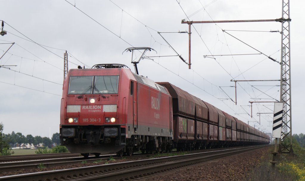 185 304-3 mit einem Kohlenzug am Haken am 28.09.2010 bei Dedensen/Gmmer.