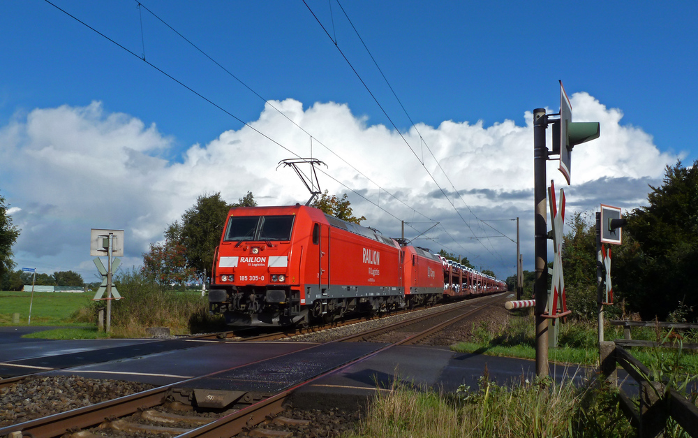 185 305-0 fuhr am 22.09.2012 mit einem Autozug und einer 145 im Schlepp von Emden nach Osnabrck, hier sdlich von Leer.