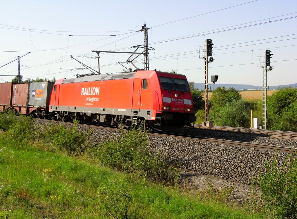 185 305-0 mit KLV-Zug kurz vor Iphofen am 29.06.2011
