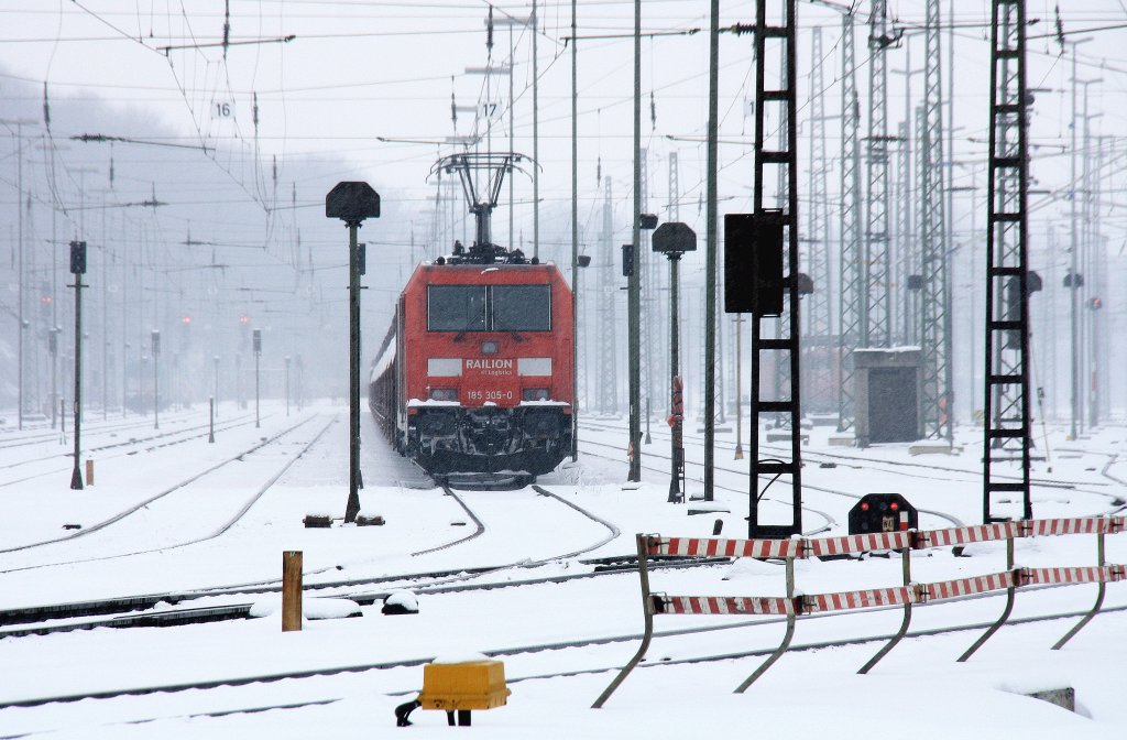185 305-0 von Railion steht mit einem langen Autozug in Aachen-West bei dichtem Schneefall am Kalten 24.2.2013.
