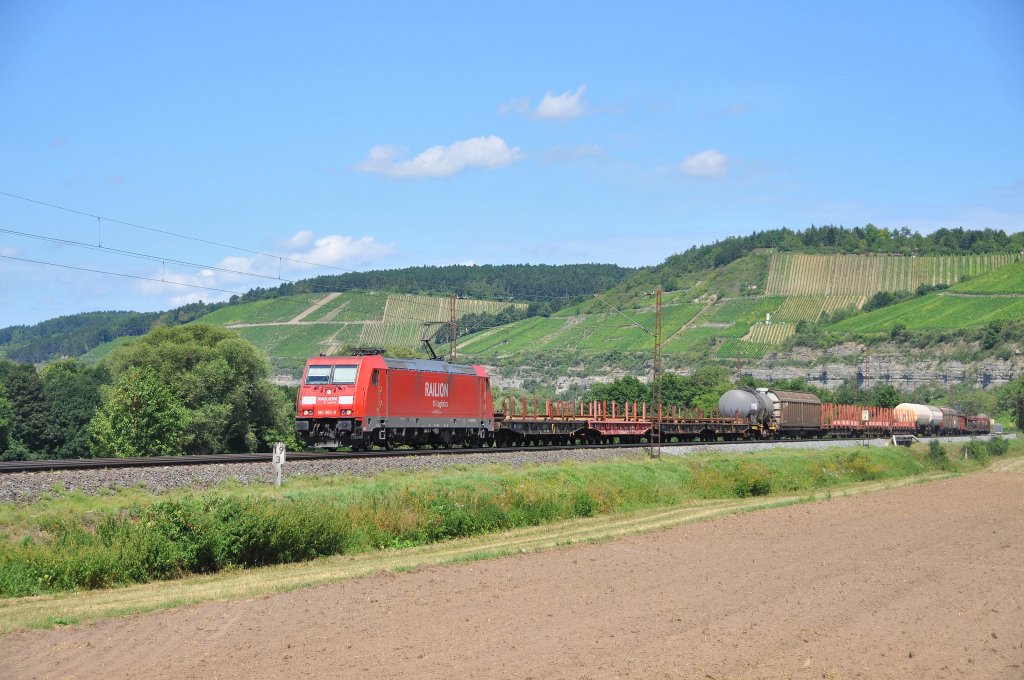 185 305 mit einem gem.GZ auf der Main-Spessart-Bahn Richtung Wrzburg.Aufgenommen bei Himmelstadt am 4.8.2012