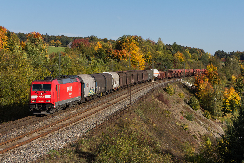 185 305 in schner Herbststimmung vom 8.10.12 auf der Sttzmauer in Laaber.