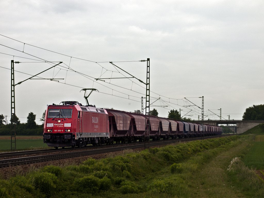 185 306-8 am 17.05.2011 kurz nach Plattling.