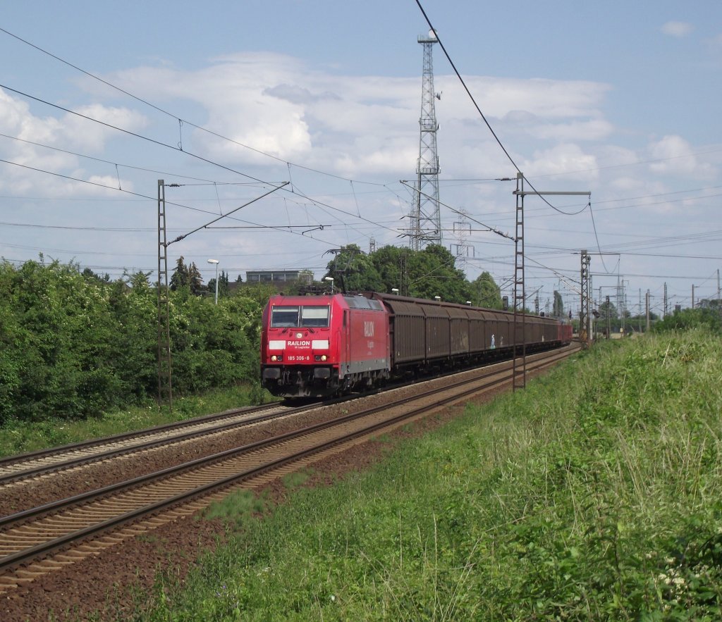 185 306-8 ist am 9. Juli 2011 mit einem gemischtem Gterzug bei Ahlten Richtung Hannover unterwegs.