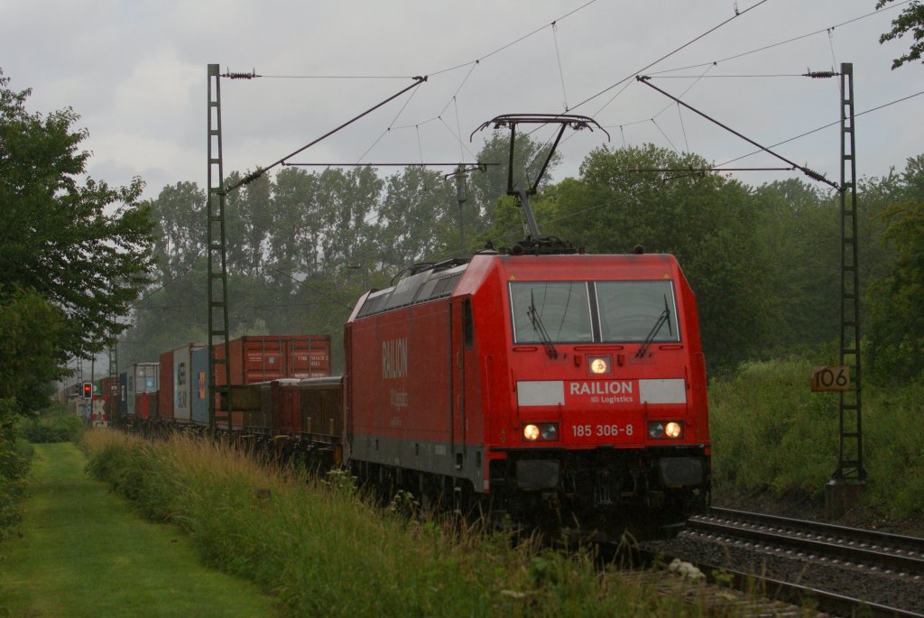 185 306-8 mit einem Containerzug in Unkel am 18.06.2011