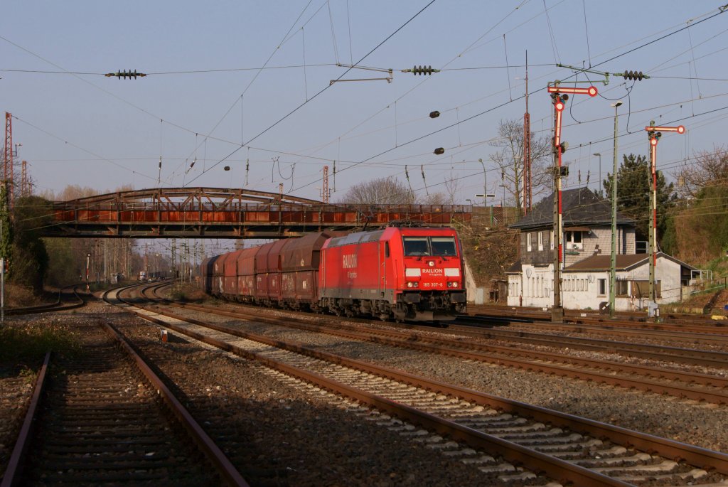 185 307-6 mit einem Kohlezug in Dsseldorf-Rath am 28.03.2012