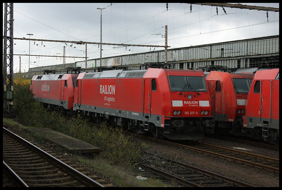 185 307 steht in der Abstehllgruppe Wanne-Eickel Hbf (Vom Bahnsteig aus gemacht)