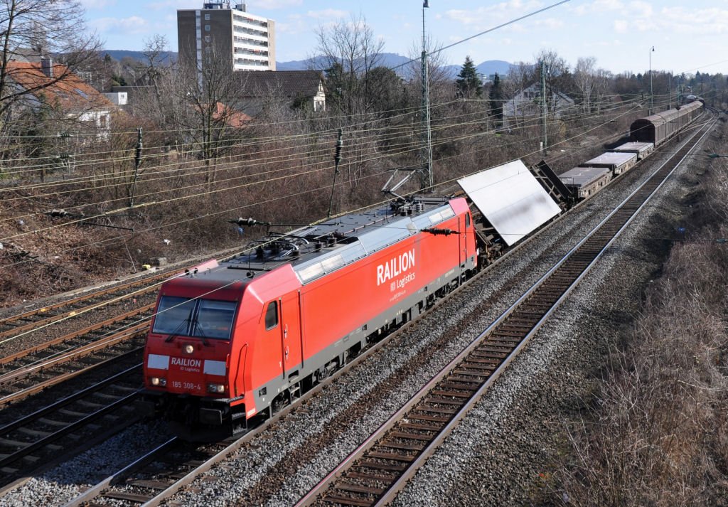 185 308-4 gemischter Gterzug kurz vor Durchfahrt Bahnhof Bonn-Beuel Richtung Norden - 04.03.2010