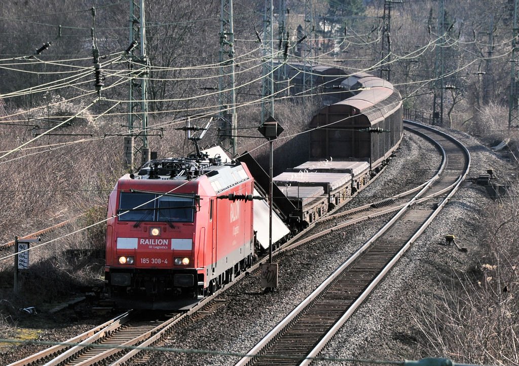 185 308-4 G�terzug kurz vor Durchfahrt Bahnhof Bonn-Beuel - 04.03.2010