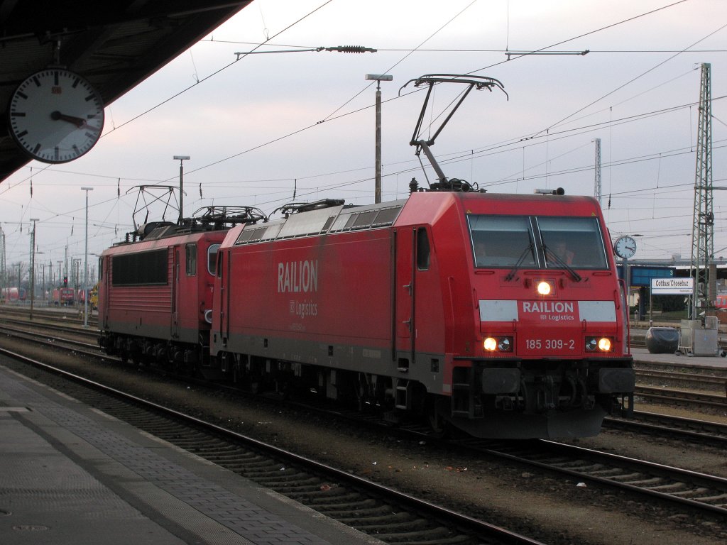 185 309-2 steht zur Abfahrt mit 155 261-1 Richtung Guben.