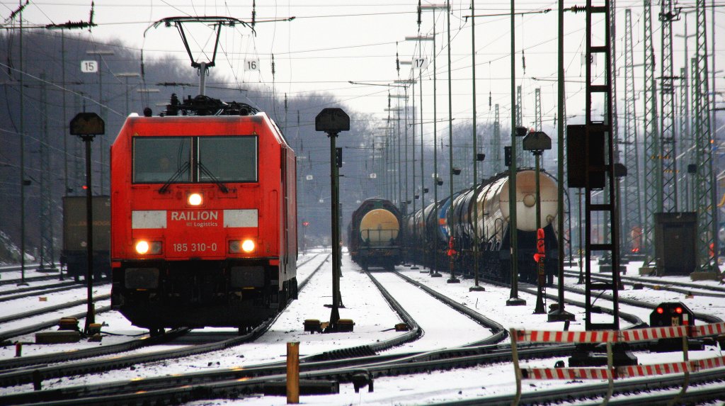 185 310-0 von Railion rangiert in Aachen-West im Schnee am 9.12.2012.