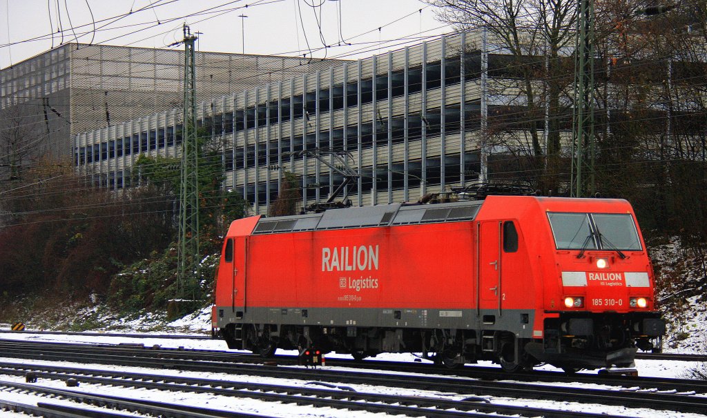 185 310-0 von Railion rangiert in Aachen-West im Schnee am 9.12.2012.