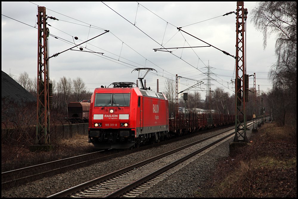 185 311 (9180 6185 311-8 D-DB) hat einen Leerzug am Haken und ist auf dem Weg in Richtung Oberhausen. (24.02.2010)