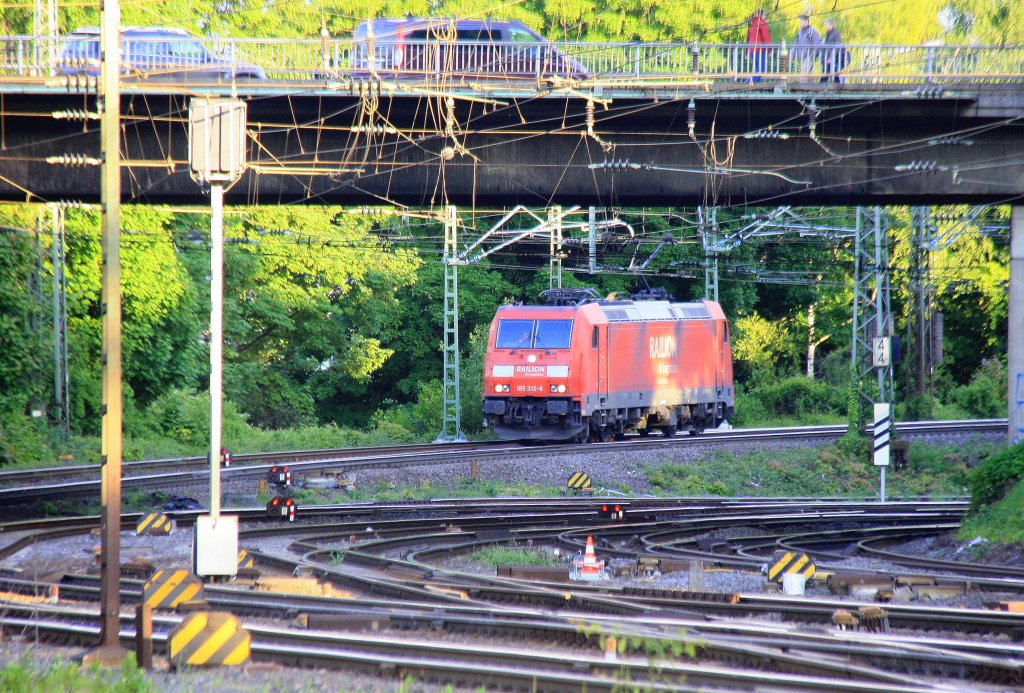 185 312-6 von Railion kommt von einer Schubhilfe aus Richtung Gemmenicher Tunnel zur�ck nach Aachen-West in der Abendsonne am 24.5.2013.