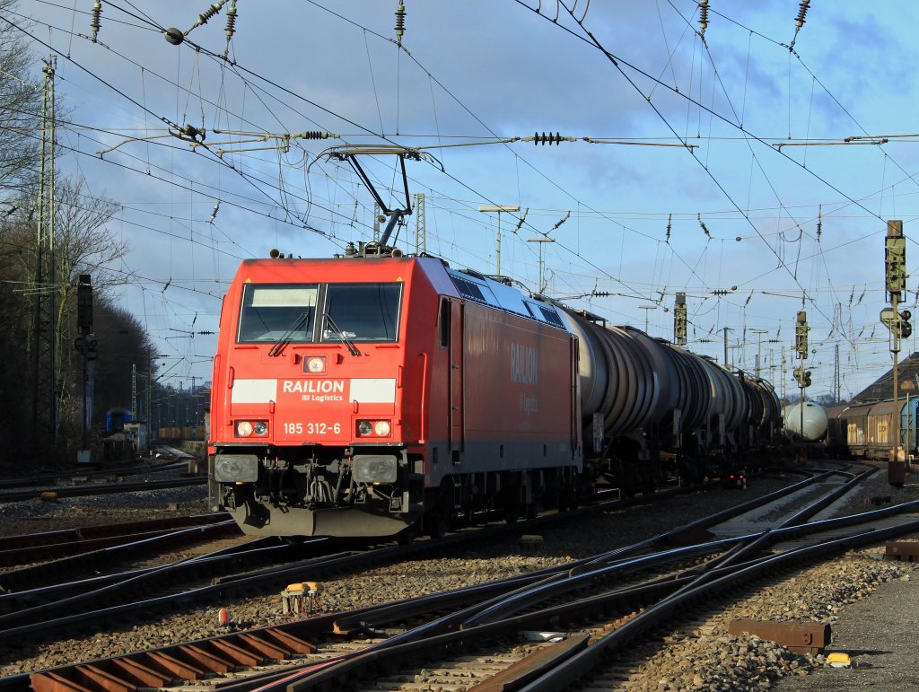185 312-6 zieht einen Kesselzug am 13.01.2012 aus Aachen West.