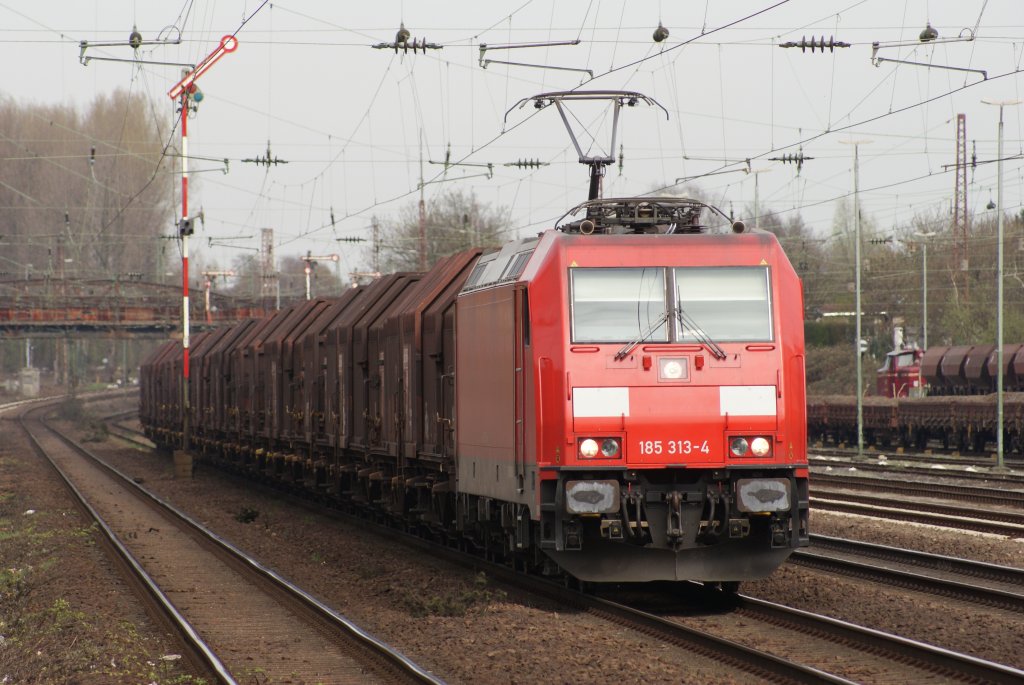185 313-4 mit einem Gterzug in Dsseldorf Rath am 07.04.2010