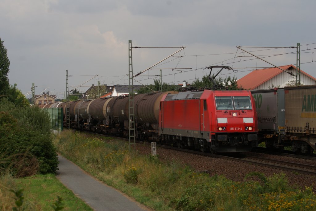 185 313-4 mit einem Kesselwagenzug in Nauheim (bei Gro� Gerau) am 03.08.2010