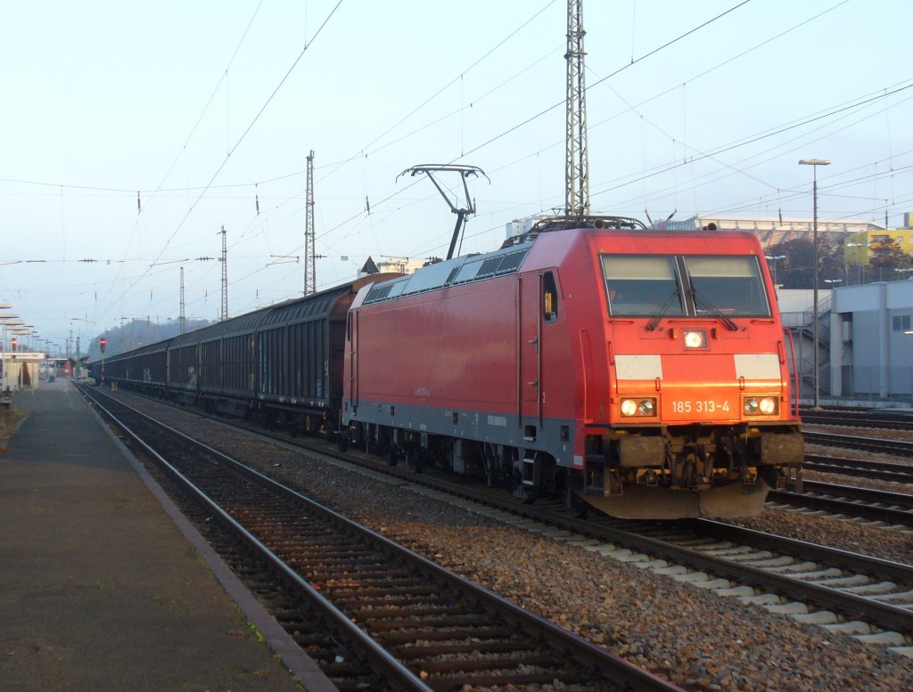 185 313-4 zieht einen Schiebewandwagenzug am 29.11.2011 durch Kaiserslautern