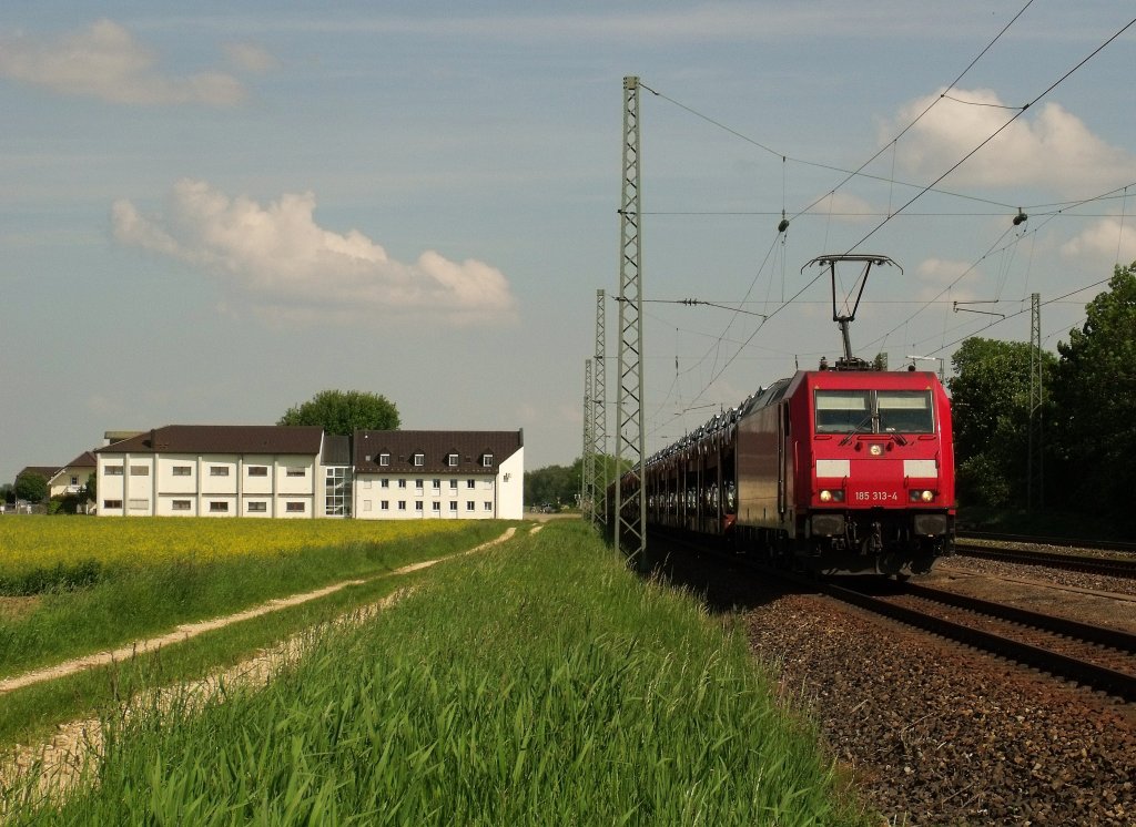 185 313 mit einem Seat Autozug am Sonnigen 23.05.2010 in Mangolding