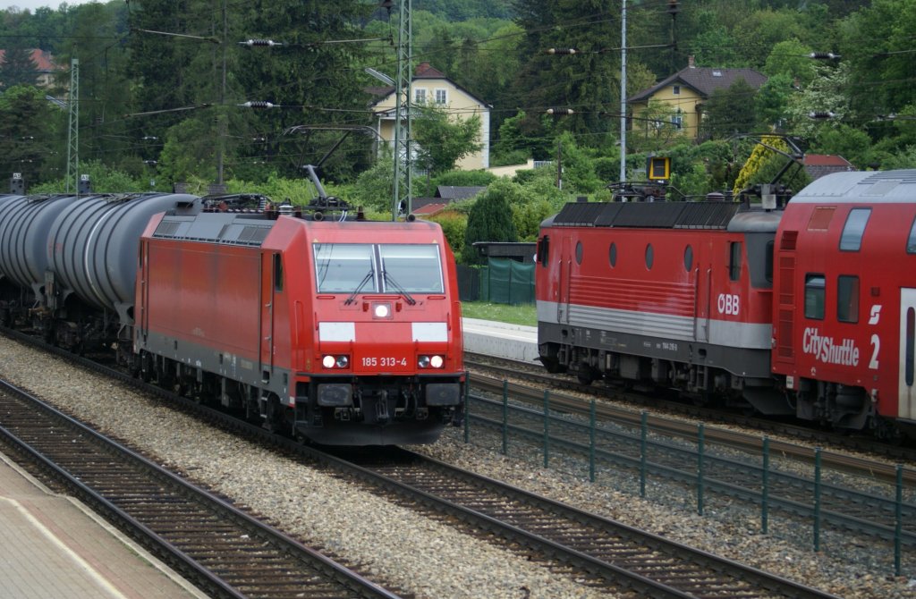 185 313 zieht seinen gemischten Gterzug gerade durch den Bahnhof Tullnerbach-Pressbaum in Richtung Wien. Richtung St.Plten steht die 1144 216 mit dem REX1626  St. Hippolyt  Richtung St.Valentin abfahrbereit. 15.5.2010