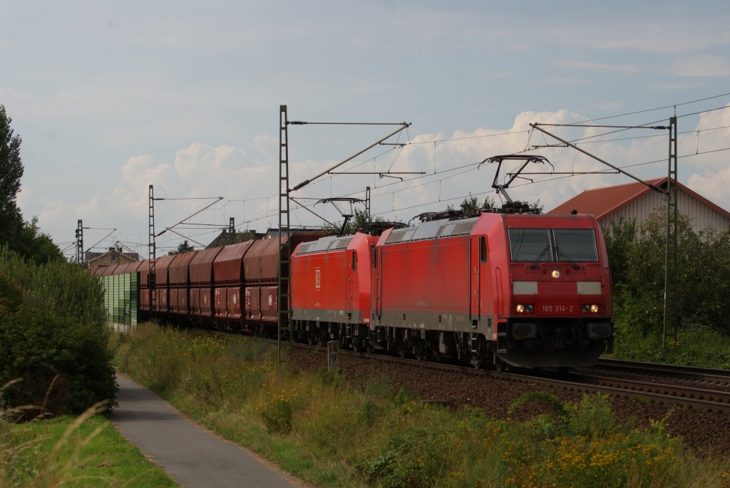 185 314-2 + 185 041-1 mit einem Kohlezug in Nauheim am 03.08.2010