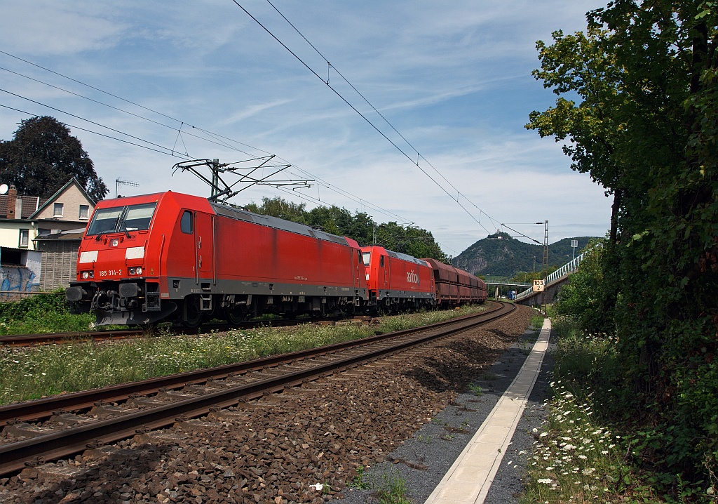 185 314-2 und 185 213-6 ziehen einen Erzzug am 11.08.2011, auf der rechten Rheinstrecke, bei Rheinbreitbach Richtung Sden. Im Hintergrund ist der Drachenfels.