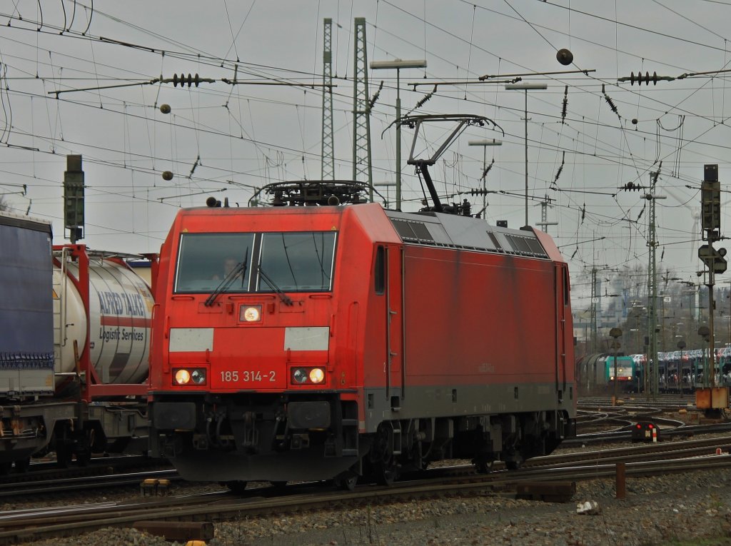 185 314-2 rangiert am 13.01.2012 in Aachen West.