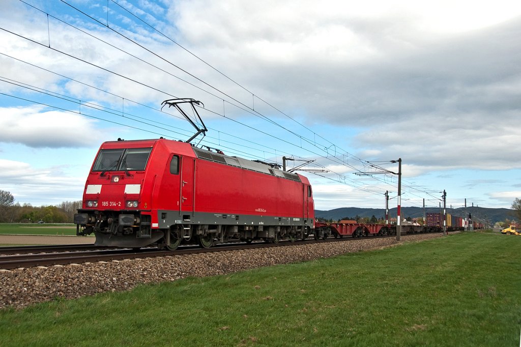 185 314 ist mit dem Zug 43940 mit - 60 Minuten kurz vor Tulln, am 08.04.2011 unterwegs.