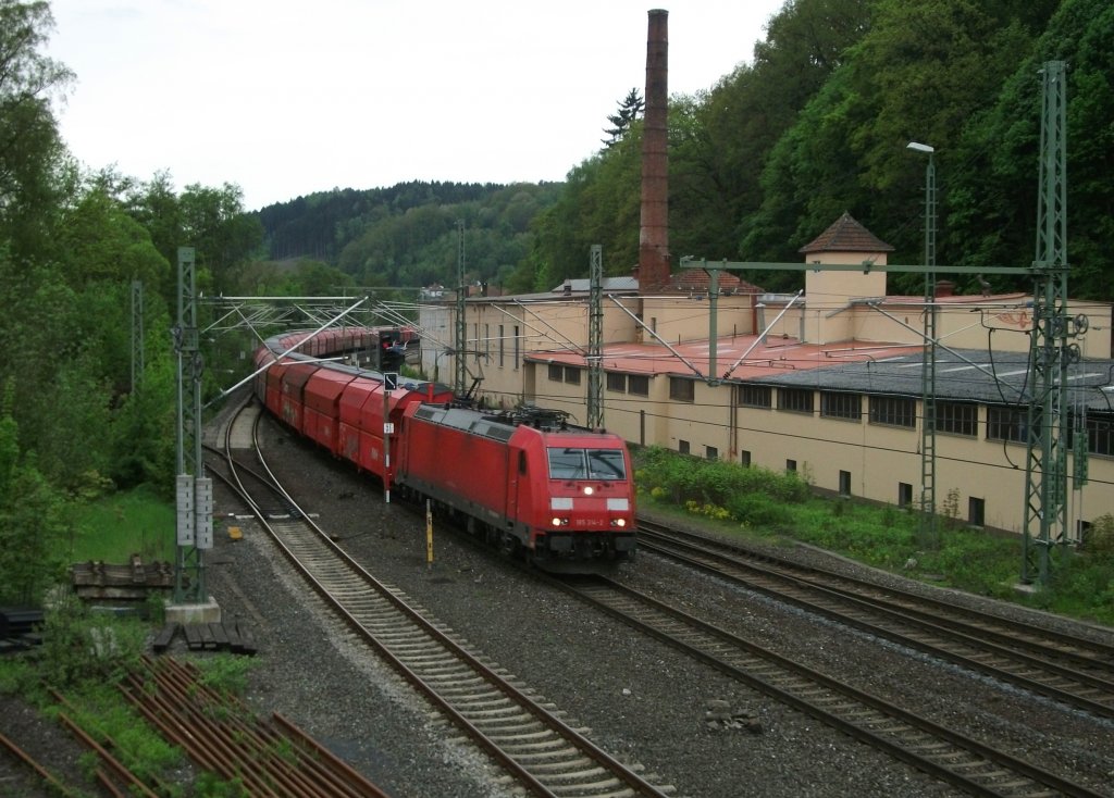 185 314 zieht am 11. Mai 2013 einen Talns Ganzzug durch Kronach Richtung Saalfeld.