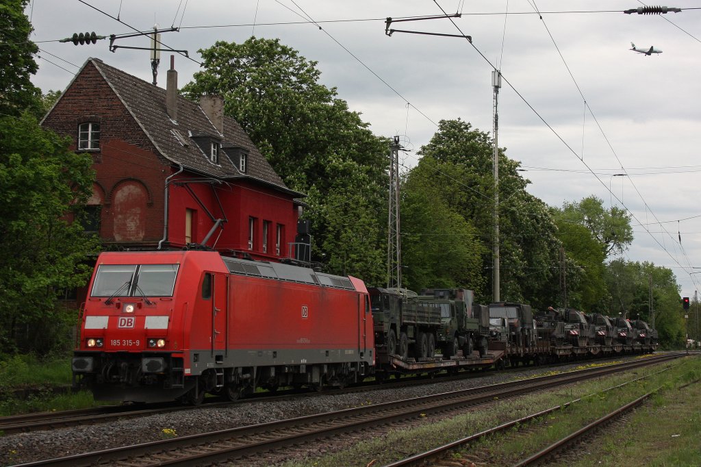 185 315 fhrt am 8.5.12 mit einem kurzen Militrzug durch Ratingen-Lintorf.